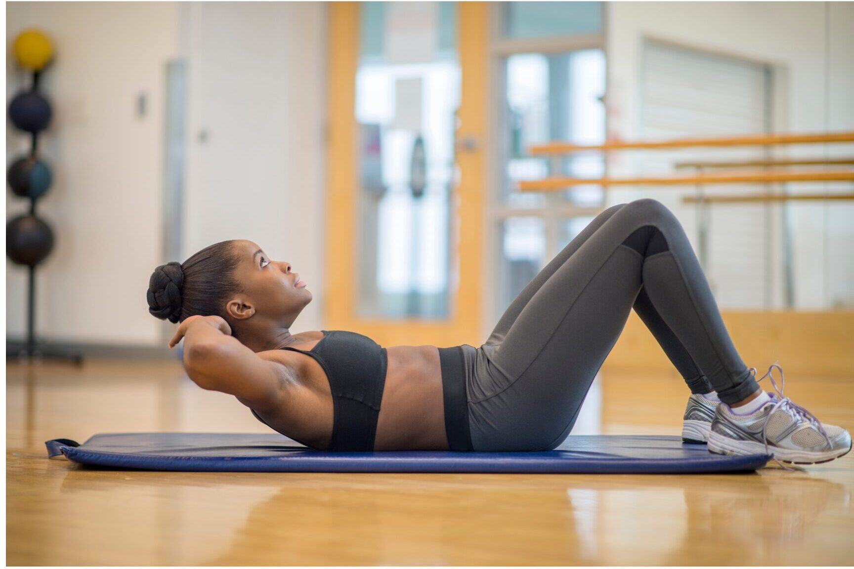 SonderBeaut woman on yoga mat doing crunches
