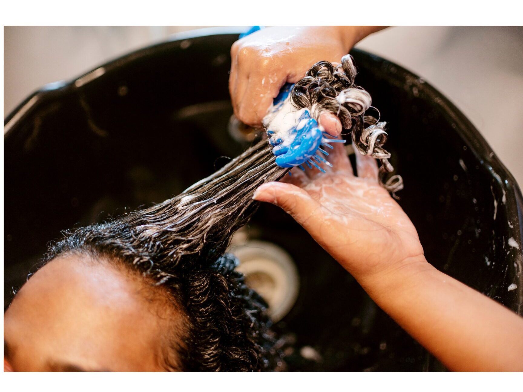 SonderBeaut woman at hair salon getting her hair detangled