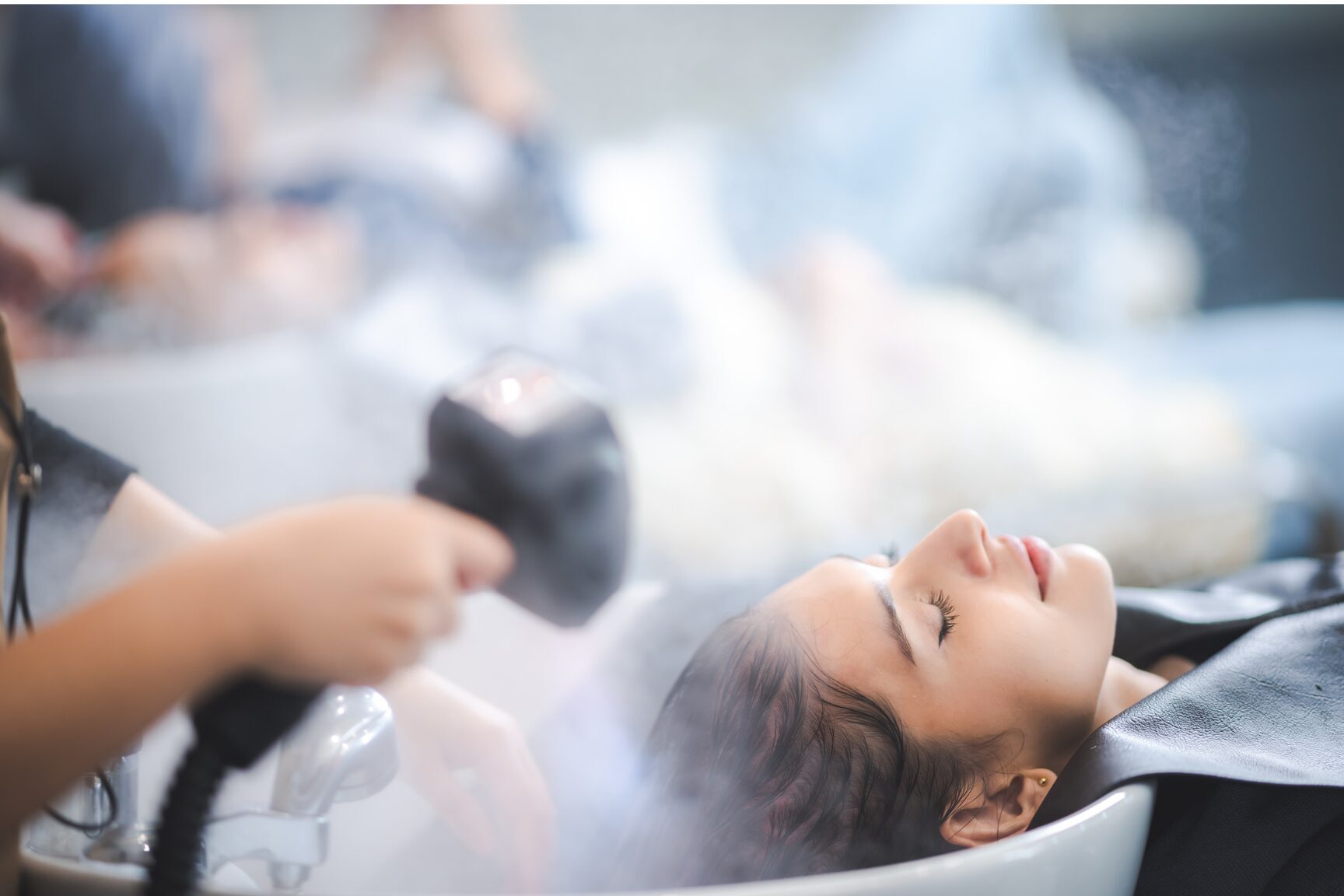 SonderBeaut woman getting hair steamed